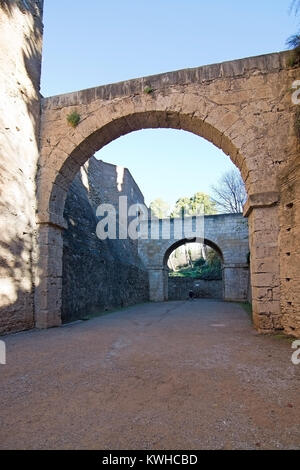 GRANADA, Andalusien, Spanien - 21. Dezember 2017: Frau und Hund in der Gasse auf dem Weg zum Alhambra am 21. Dezember 2017 in Granada, Andalusien, Spai Stockfoto