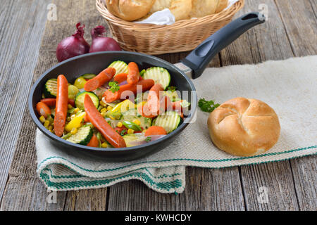 Kurz gebratenes Gemüse mit würzigen Debreziner Würste in einer Pfanne serviert pan Stockfoto