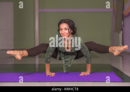 Yoga girl Yoga Übungen in der Turnhalle Stockfoto