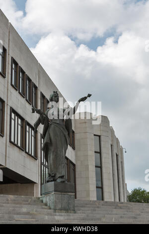 Parlament Gebäude und die Freiheitsstatue in Bratislava, Slowakei. Stockfoto