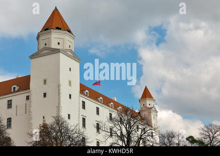 Mittelalterliche Burg auf den Herbst Hill in Bratislava, Slowakei. Stockfoto