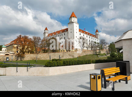 Mittelalterliche Burg auf den Herbst Hill in Bratislava, Slowakei. Stockfoto