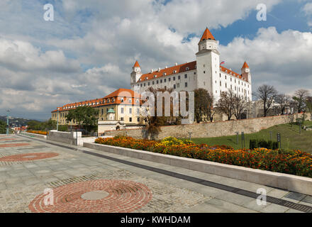 Mittelalterliche Burg auf den Herbst Hill in Bratislava, Slowakei. Stockfoto