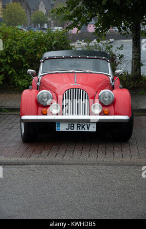 1997 Rot Morgan 4/4 Tourer Cabrio Sportwagen vorne Hochformat klassische rote Morgan Motor Company 1997 1.8 1800 cc 4/4 tourer Cabrio weich Stockfoto