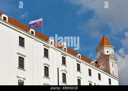 Mittelalterliche Burg auf dem Hügel in Bratislava, Slowakei. Stockfoto