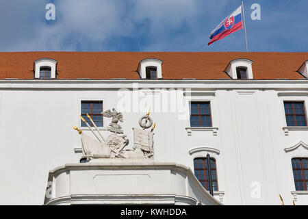 Mittelalterliche Burg auf dem Hügel in Bratislava, Slowakei. Stockfoto