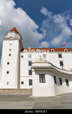 Mittelalterliche Burg auf dem Hügel in Bratislava, Slowakei. Stockfoto