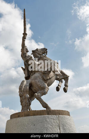 König Svatopluk Statue vor der mittelalterlichen Burg in Bratislava, Slowakei. Stockfoto