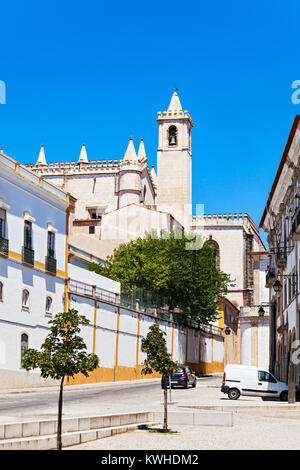 Kirche von St. Francis (Igreja de Sao Francisco) ist in Evora, Portugal. Es ist am besten für seine lugubrious Kapelle der Knochen bekannt. Stockfoto