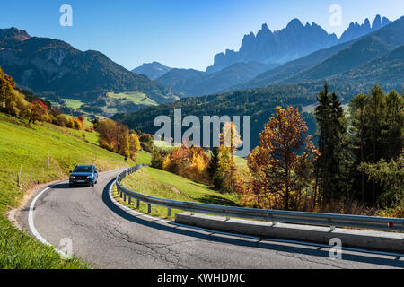 Die Dolomiten Bergkette mit Herbstfarben Farbe in der nähe von San Pietro, Val di Funes, Südtirol, Italien, Europa. Stockfoto