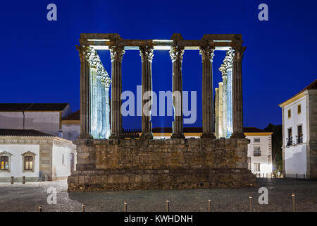 Der römische Tempel von Evora (Templo Romano de Evora), auch bezeichnet als Der Templo de Diana ist ein antiker Tempel in der portugiesischen Stadt Evora Stockfoto