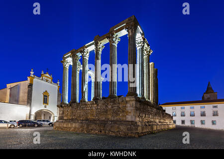 Der römische Tempel von Evora (Templo Romano de Evora), auch bezeichnet als Der Templo de Diana ist ein antiker Tempel in der portugiesischen Stadt Evora Stockfoto