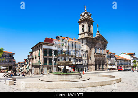 Toural Square (Largo do Toural) ist eine der zentralen und wichtigen Plätzen in Guimaraes, Portugal Stockfoto