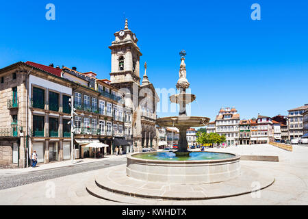 Toural Square (Largo do Toural) ist eine der zentralen und wichtigen Plätzen in Guimaraes, Portugal Stockfoto