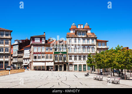 Toural Square (Largo do Toural) ist eine der zentralen und wichtigen Plätzen in Guimaraes, Portugal Stockfoto