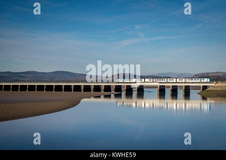 Northern Train (Arriva Schiene Nord) die Kent Mündung crossing am Arnside Stockfoto