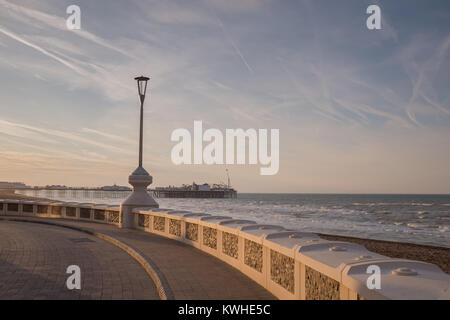 Frühe herbstlichen Morgen zusammen mit Brighton Brighton Pier in der Ferne Stockfoto