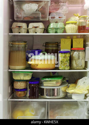 Kühlschrank innen voller verschiedene Inhaltsstoffe in Lebensmitteln, Obst, Gemüse, Fleisch und Milchprodukte Stockfoto