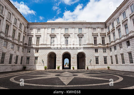 Das Ajuda National Palace ist ein Klassizistisches Monument, das sich in der Gemeinde von Ajuda in Lissabon, Portugal Stockfoto