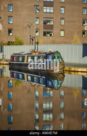 Marina an der Neuen Islington, Ancoats, Manchester, mored narrowboats als Häuser und neue Wohnung Gebäude spiegeln sich in der Stille Wasser Stockfoto