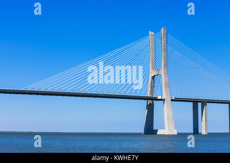 Vasco da Gama Bridge in Lissabon, Portugal. Es ist die längste Brücke in Europa Stockfoto
