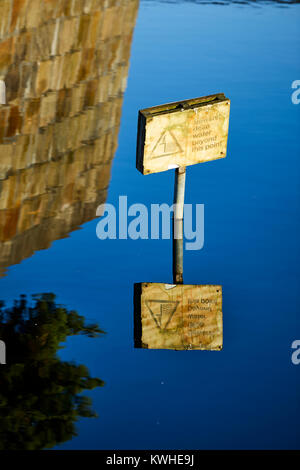 Marina an der Neuen Islington, Ancoats, Manchester, tiefe Wasser Warnhinweis angezeigt noch Wasser Stockfoto