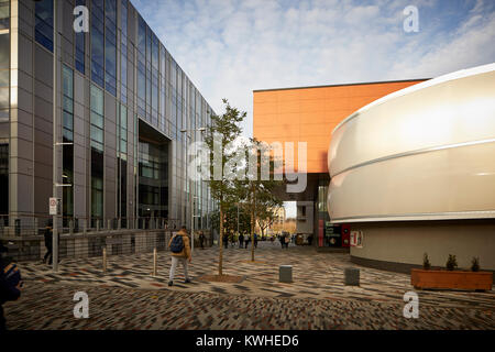 Salford Universität modernes neues zeitgenössisches Glas neue Adelphi Theatre rechts und links Lady Hale Gebäude auf dem Campus Stockfoto