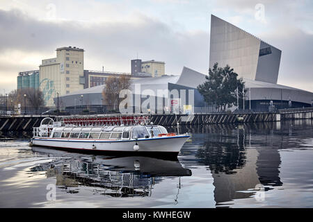 Moderne Imperial War Museum North (IWM) Trafford Park, Greater Manchester, England. Bridgewater Kreuzfahrt verlassen auf Ship Canal Salford Quays Stockfoto