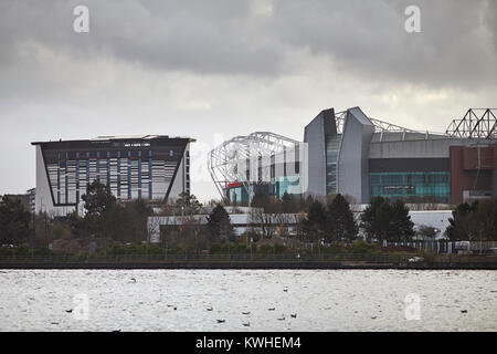 Hotel Fußball und das Stadion Old Trafford, der Heimat des Manchester United Football Club auf der Ship Canal in Salford Quays zu sehen Stockfoto