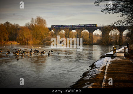 16-arch brick Eisenbahnviadukt die Hope Valley Line, ehemalige Mühle Teich jetzt Teil von rötlichen Vale Country Park in den Zahmen Tal, Stockport Stockfoto