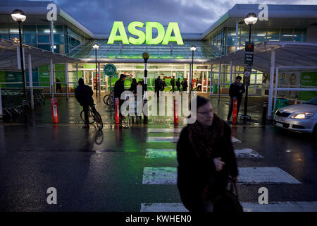 Britische Supermarkt Einzelhändler Asda durch amerikanische Walmart in Hulme, Greater Manchester im Besitz Stockfoto