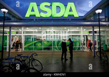 Britische Supermarkt Einzelhändler Asda durch amerikanische Walmart in Hulme, Greater Manchester im Besitz Stockfoto