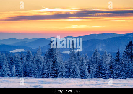 Von der "tübenwasen' im Schwarzwald in der Nähe Freiburg in Deutschland. Sonnenuntergang auf den schönen Hügeln mit intensiven Farben des Himmels und kühlen Blau co Stockfoto