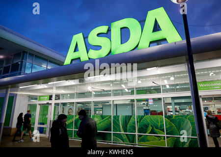 Britische Supermarkt Einzelhändler Asda durch amerikanische Walmart in Hulme, Greater Manchester im Besitz Stockfoto