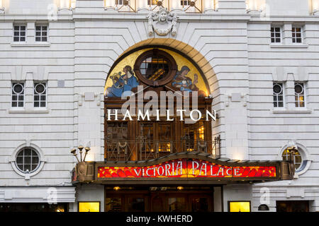 Das Victoria Palace Theatre in London Werbung die musikalische Hamilton. Stockfoto