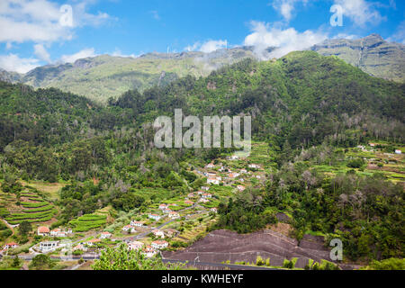 Grüne Hügel im Zentrum von Madeira, Portugal Stockfoto