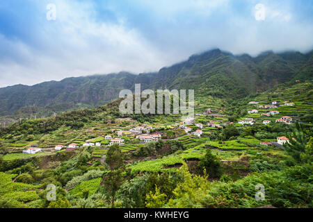 Grüne Hügel im Zentrum von Madeira, Portugal Stockfoto