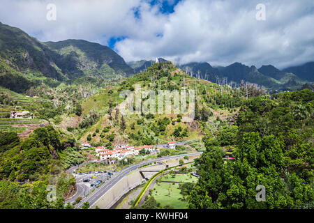 Grüne Hügel im Zentrum von Madeira, Portugal Stockfoto