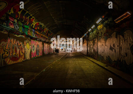 Leake Straße, die Graffiti Tunnel in Waterloo. Stockfoto