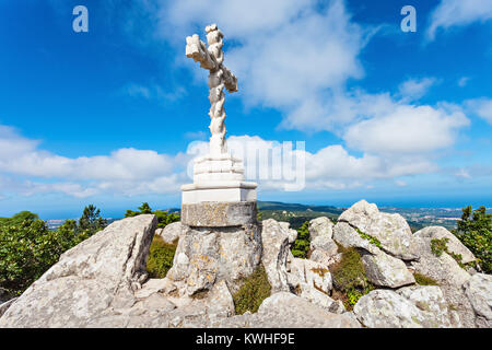 Kreuz auf der Spitze eines Hügels in der Nähe von Pena National Palast, Sintra, Portugal Stockfoto