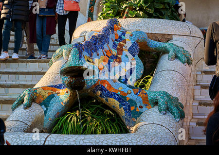 Barcelona, Spanien - 30. Oktober 2015: Dragon Statue im Park Güell, Barcelona - Spanien Stockfoto