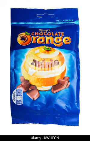 Ein Paket von Terry's Chocolate Orange minis auf weißem Hintergrund Stockfoto