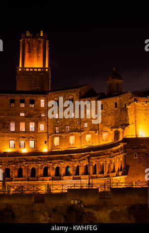 Forum des Traja Nachts mit Miliz Turm im Hintergrund, Rom, Latium, Italien Stockfoto