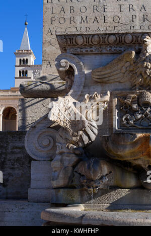 Brunnen der Lateran Obelisk, mit dem Glockenturm der Kirche San Giovanni im Hintergrund, Rom, Latium, Italien Stockfoto