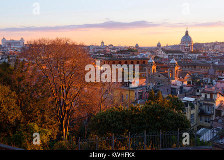 Skyline der Stadt bei Sonnenuntergang von Pincio Terrasse, Rom, Latium, Italien Stockfoto