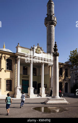 Kinder laufen in Tesvikiye Moschee. Es ist eine neo-barocken Struktur in Tesvikiye/Nisantasi Viertel von Istanbul. Texte aus dem Koran und Osmanischen Reich Stockfoto