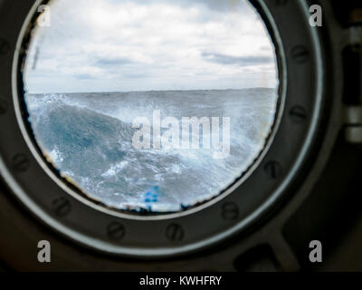 Ozean Abenteurer Schiff den Hafen loch Blick auf rauhen Drake Passage; Pasaje de Drake; Mar de Hoces; Meer von hoces; Ocean zwischen Südamerika und der Antarktis Stockfoto