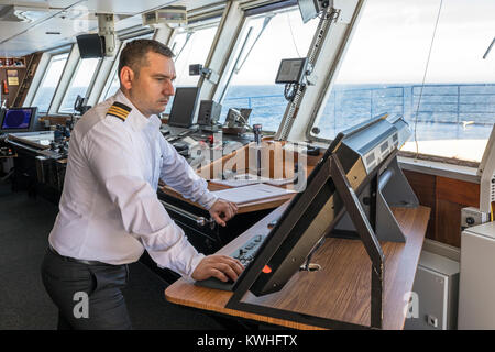 Die Besatzung auf der Brücke segeln Passagierschiff Ocean Abenteurer; trägt alpinen Bergsteigen Skifahrer in die Antarktis Stockfoto