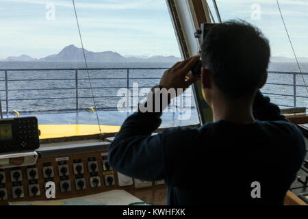 Die Besatzung auf der Brücke segeln Passagierschiff Ocean Abenteurer; trägt alpinen Bergsteigen Skifahrer in die Antarktis Stockfoto