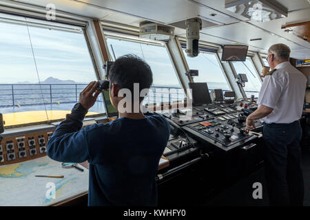 Die Besatzung auf der Brücke segeln Passagierschiff Ocean Abenteurer; trägt alpinen Bergsteigen Skifahrer in die Antarktis Stockfoto